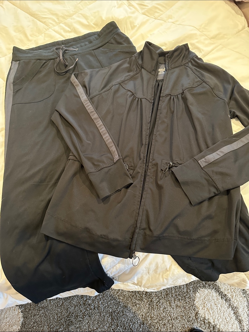 Women’s Black Active Zip-Front Jacket And Matching Bottoms